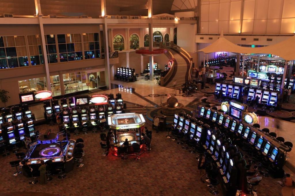 Holiday Palace Ou Chrov Ngoại thất bức ảnh