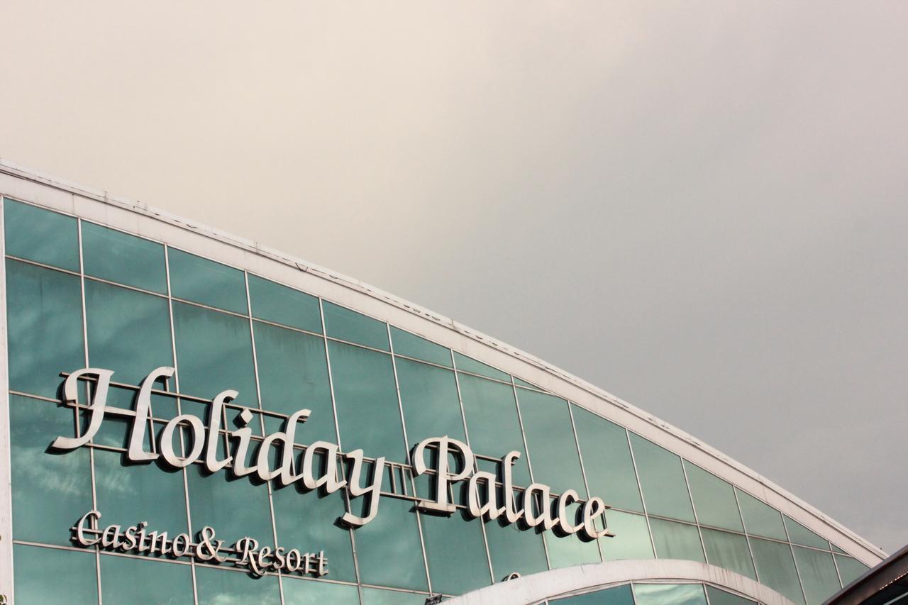 Holiday Palace Ou Chrov Ngoại thất bức ảnh