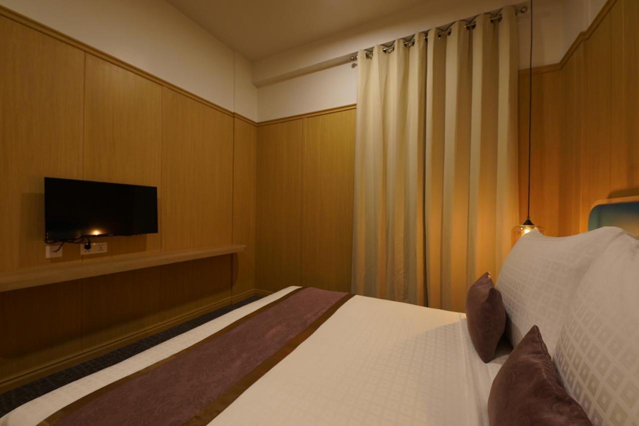 Holiday Palace Ou Chrov Ngoại thất bức ảnh